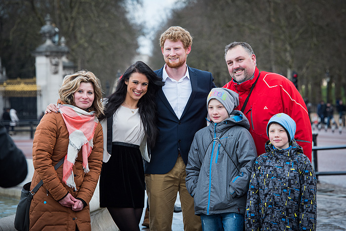 Зі своїм Гаррі і королевою: двійник Меган Маркл загрожує стати популярнішим за герцогиню (фото)