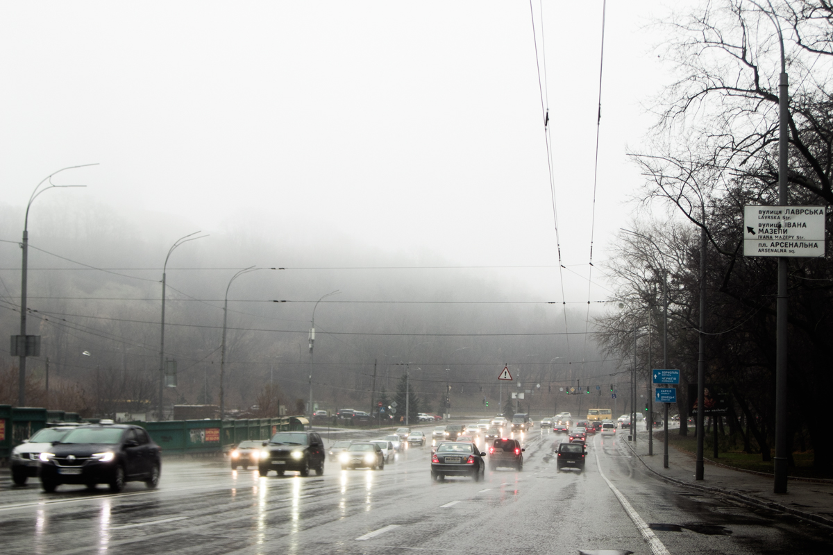 Киев окутал густой туман: объявлен желтый уровень опасности (фото)