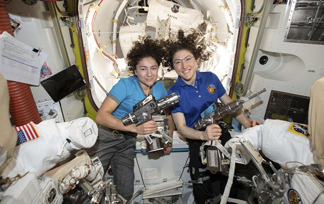 Впервые в истории в космос вышли две женщины: исторические фото и видео