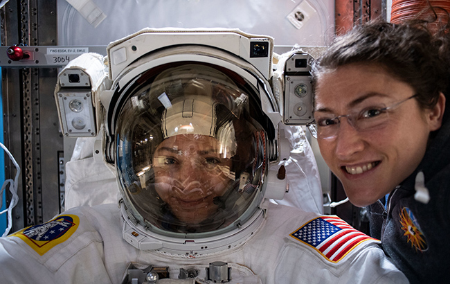 Впервые в истории в космос вышли две женщины: исторические фото и видео