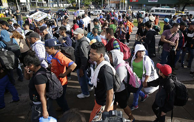 К границе США из Сальвадора направляется новый караван мигрантов