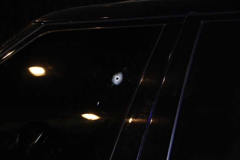 Погиб ребенок: в центре Киева обстреляли Range Rover (фото, видео)