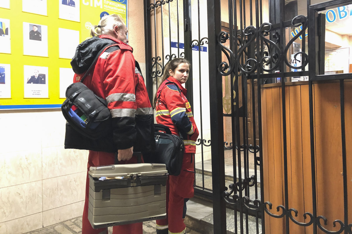 У Києві жінка роздряпала обличчя поліцейському: захищала сина