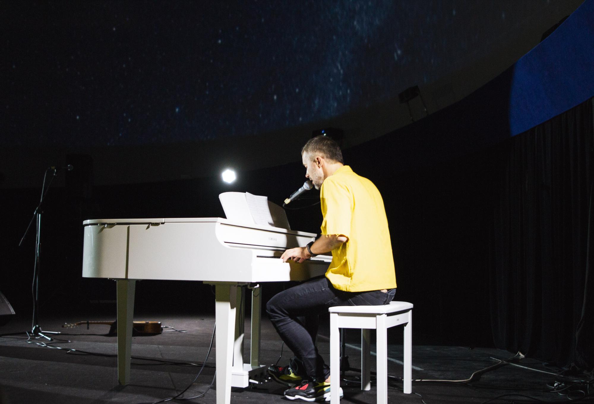 &quot;Альбом, пропитанный счастьем&quot;: Сергей Бабкин провел &quot;космическую&quot; презентацию в Киевском Планетарии