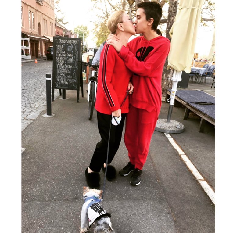 Російська співачка пристрасно поцілувала дочку в губи: мережа злетіла з котушок