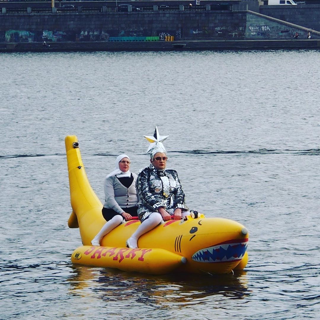 Верка Сердючка в белых колготках покаталась на банане (фото)