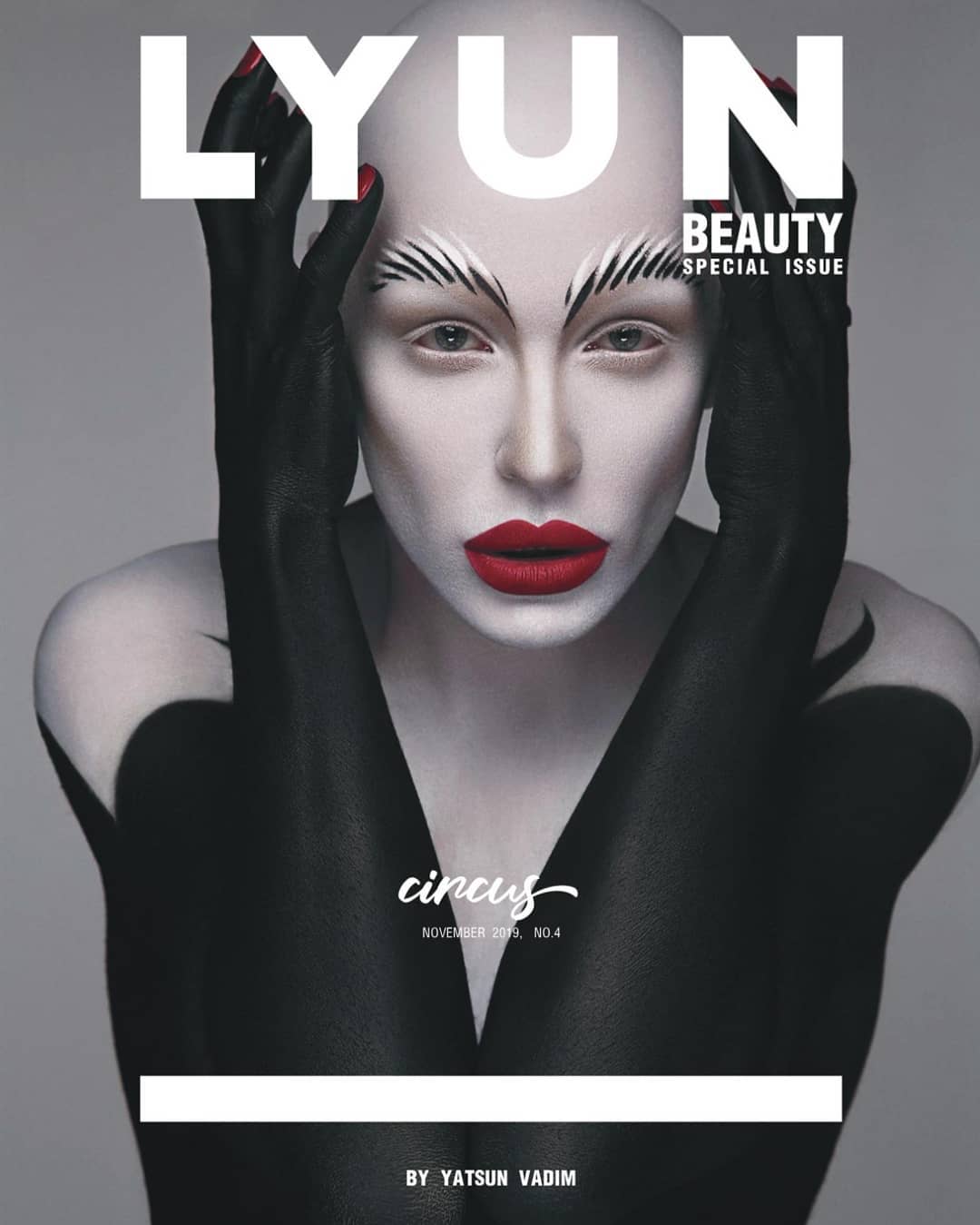 Травесті-діва Монро в екстравагантному образі прикрасила обкладинку британського глянцю