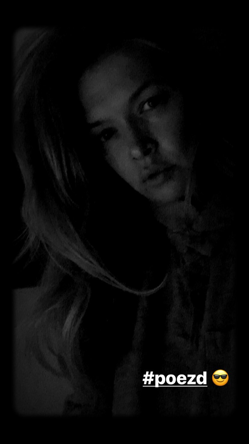 Віра Бережнєва показала, як фарбується в &quot;похідних&quot; умовах