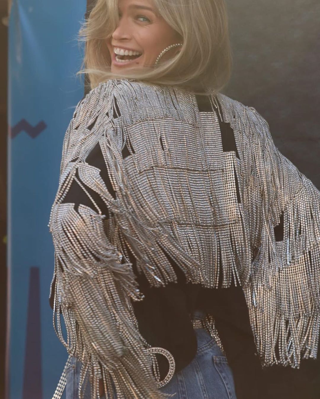 Роскошный бриллиант: Вера Брежнева покорила ультра блестящим образом в кроп-топе