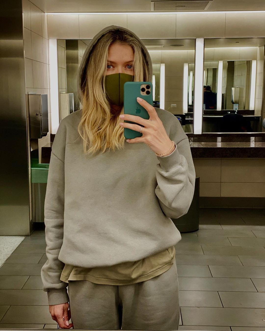 Велика небезпека: Віра Брежнєва в масці зізналася, як ризикувала здоров'ям під час карантину