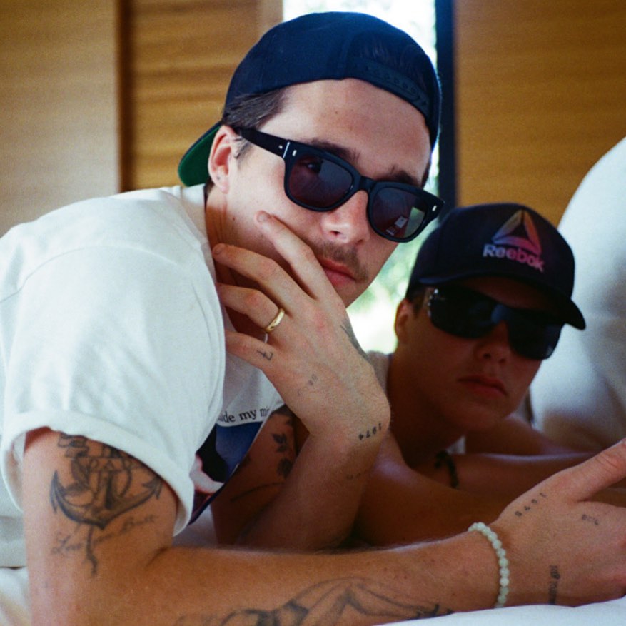 Настоящие красавцы: Виктория Бекхэм покорила сеть новым фото взрослых сыновей