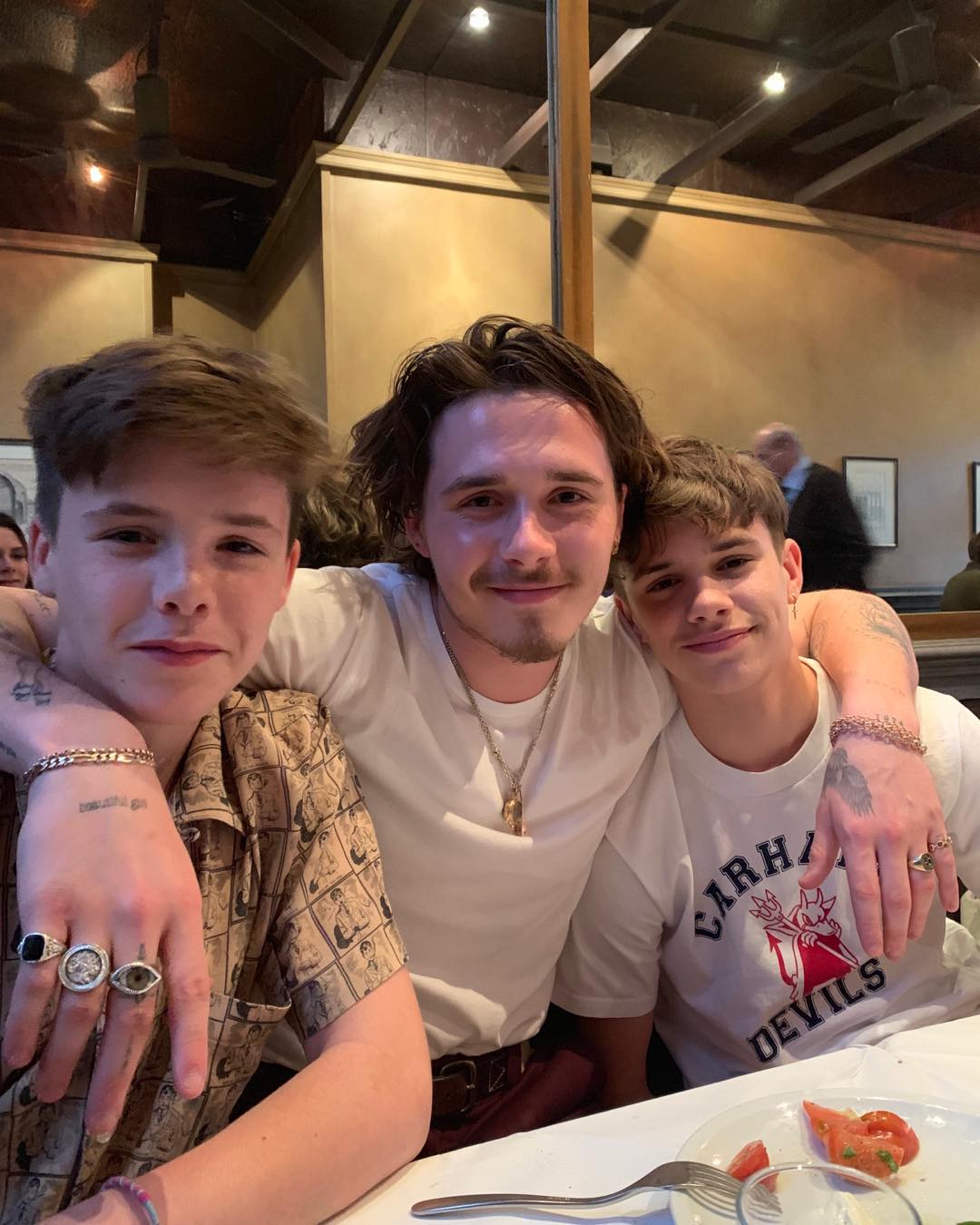 Вся семья в сборе: Виктория Бекхэм показала трогательные фото с дня рождения Дэвида