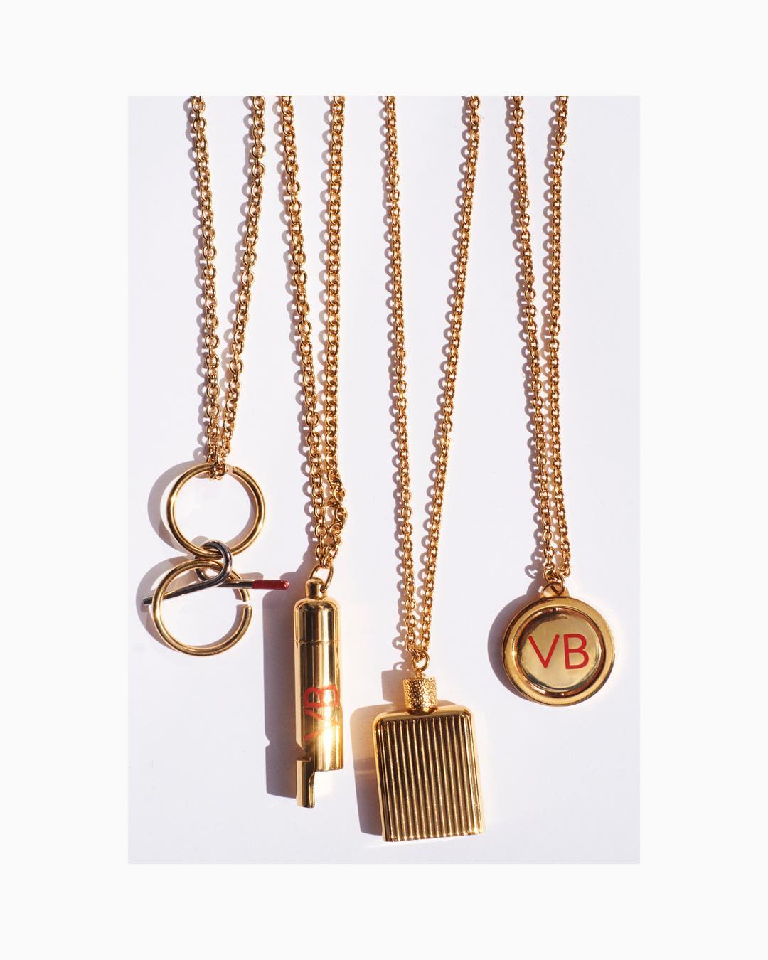 Как и с чем носить белоснежные брюки-клеш – учимся на примере Виктории Бекхэм