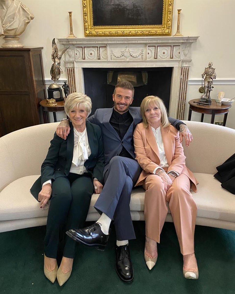 Семейные традиции: Дэвид Бекхэм с детьми трогательно поддержали Викторию Бекхэм на показе