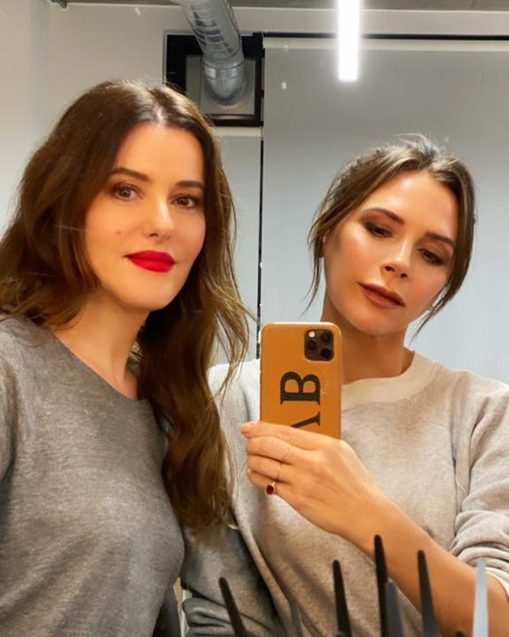 Вечірній образ за 20 хвилин: Вікторія Бекхем учить створювати святковий макіяж