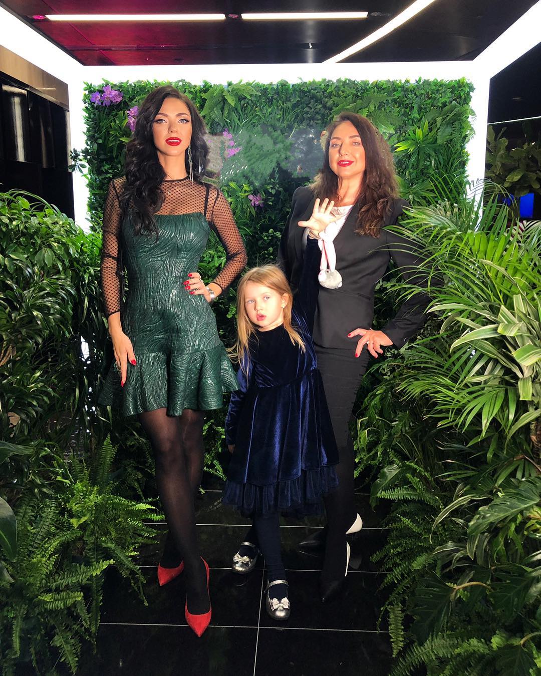 Віка "Неангелів" з племінницею і мамою