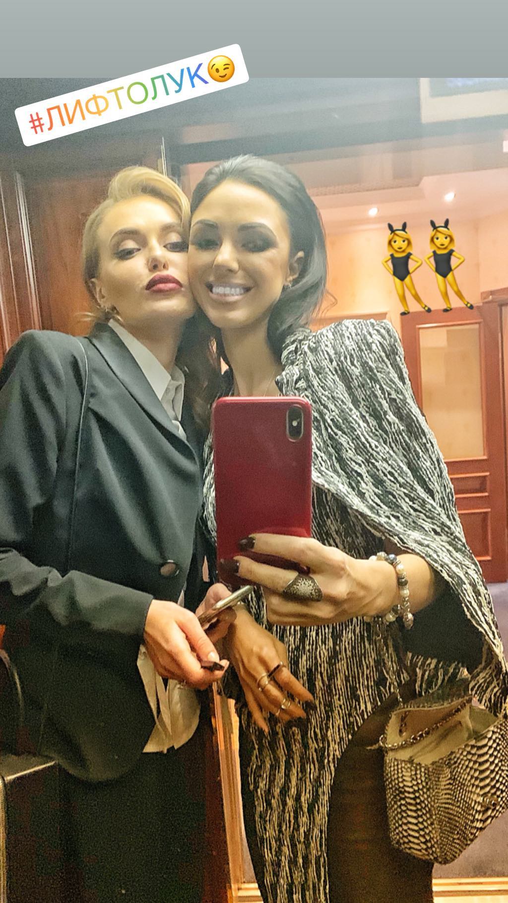 Изысканные леди: Слава и Вика из НеАнгелов покорили точеными фигурами на вечеринке Viva! Бал