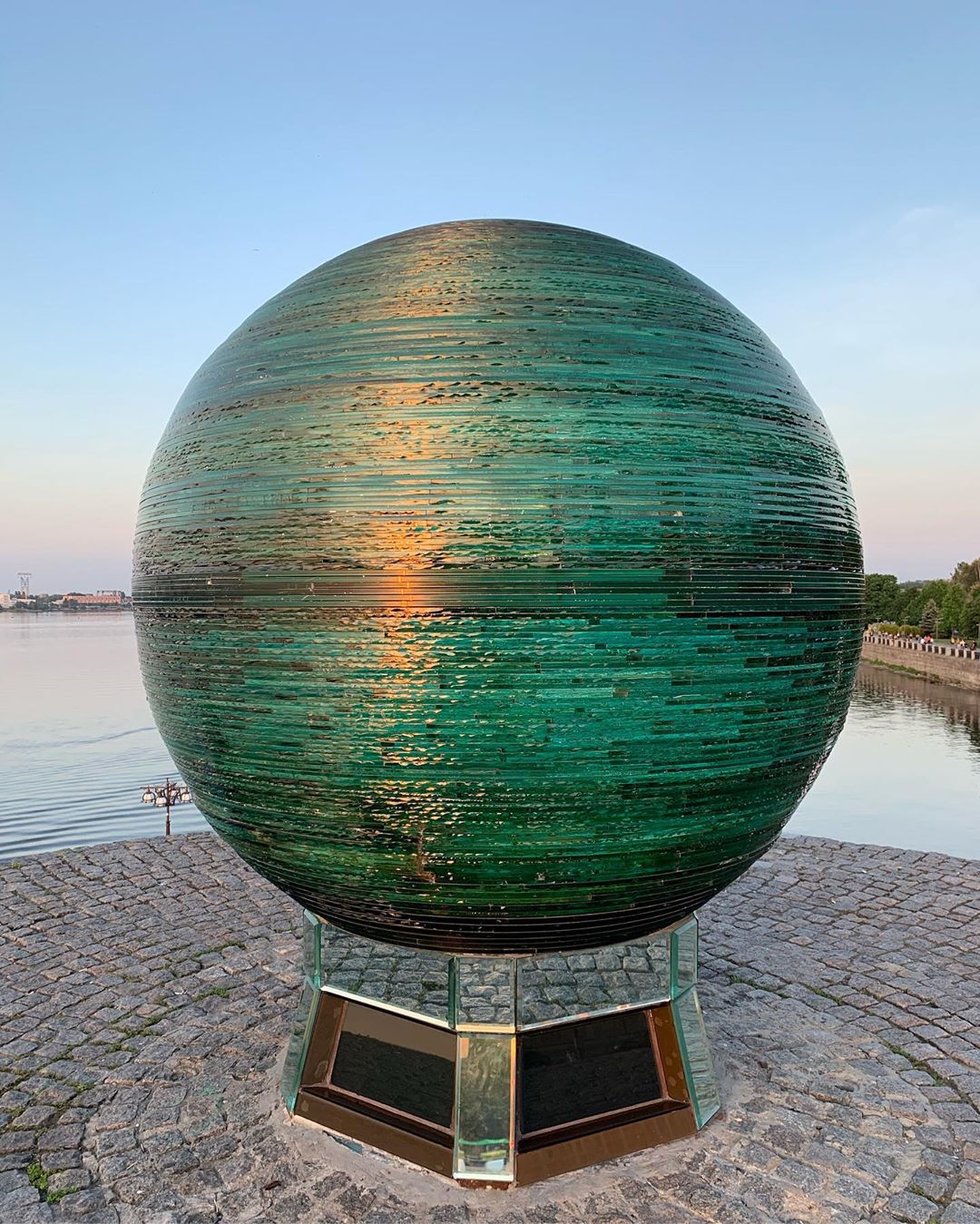 Беременна? Украинская певица взбудоражила фанов округлившимся животом