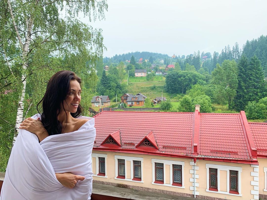 Вика из НеАнгелов в одном только одеяле покорила естественной красотой и мудростью