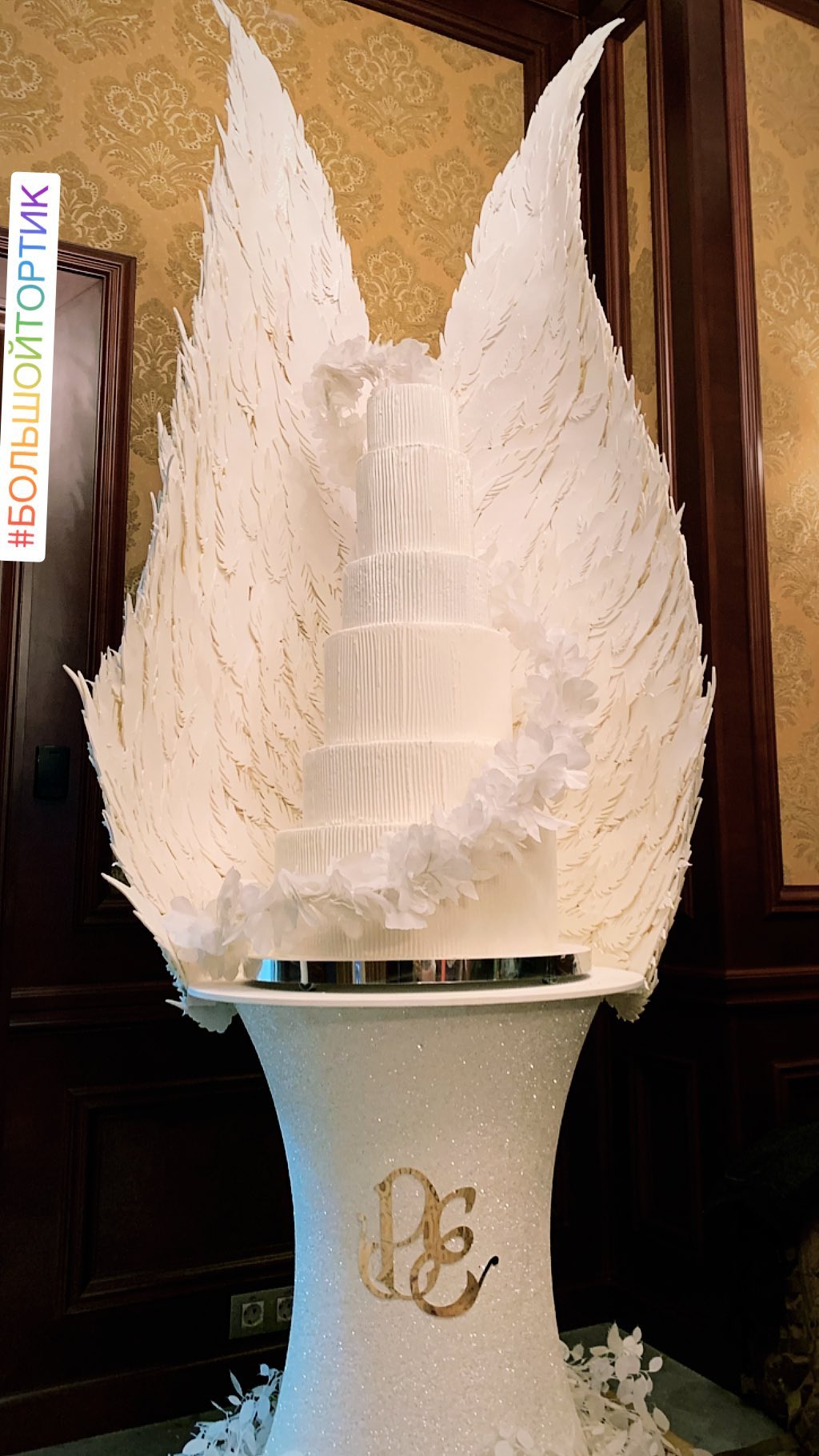 "Вишенка на торте": Вика из НеАнгелов восхитила образом в белом платье на фоне огромной сладости