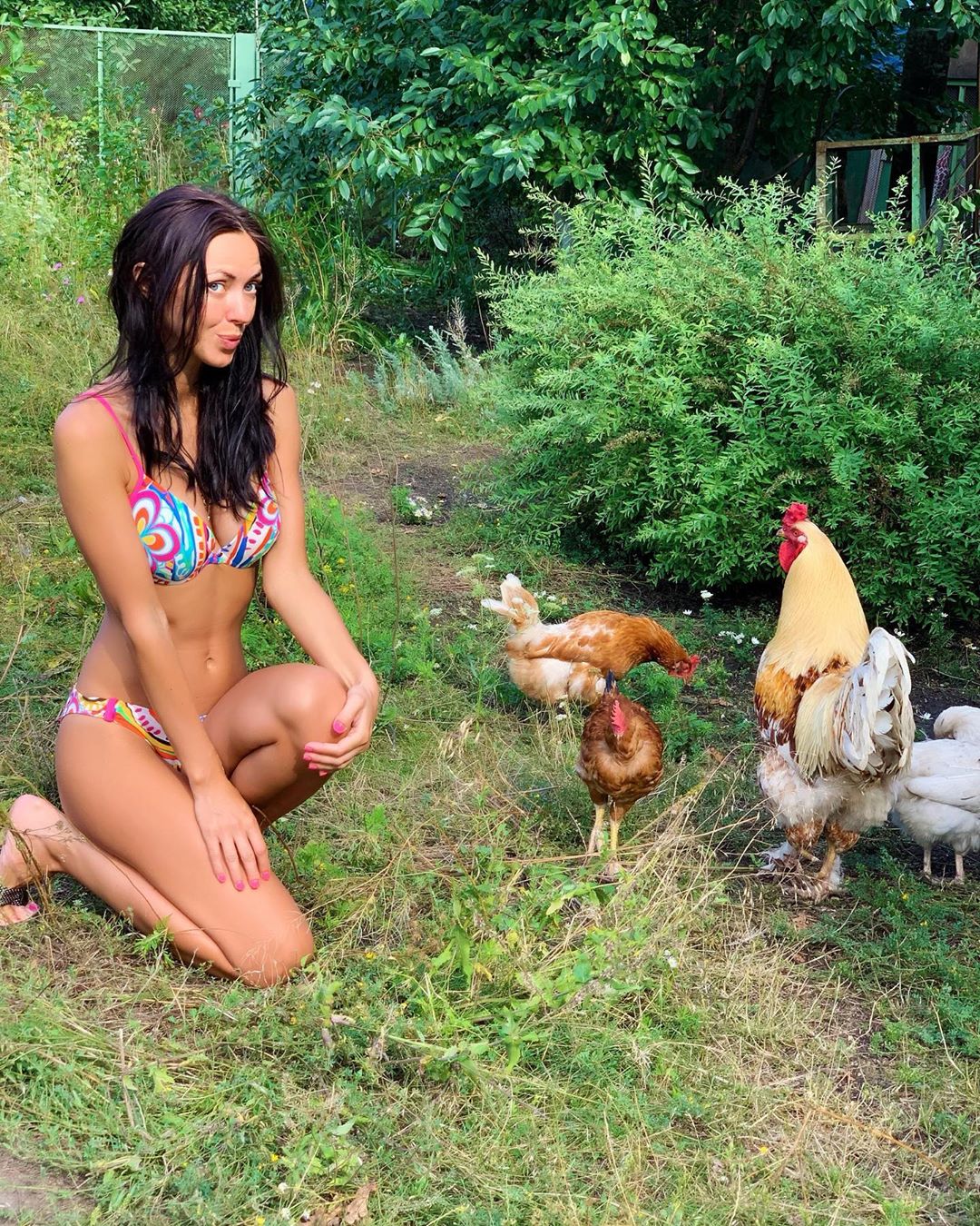 Вика из НеАнгелов похвасталась точеной фигурой в купальнике на "дачных" фото