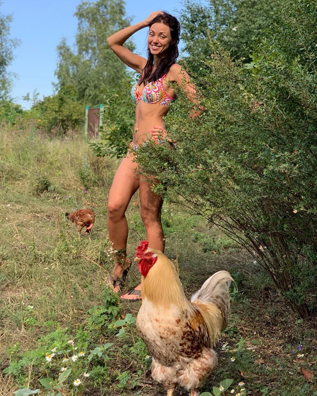 Вика из НеАнгелов похвасталась точеной фигурой в купальнике на "дачных" фото