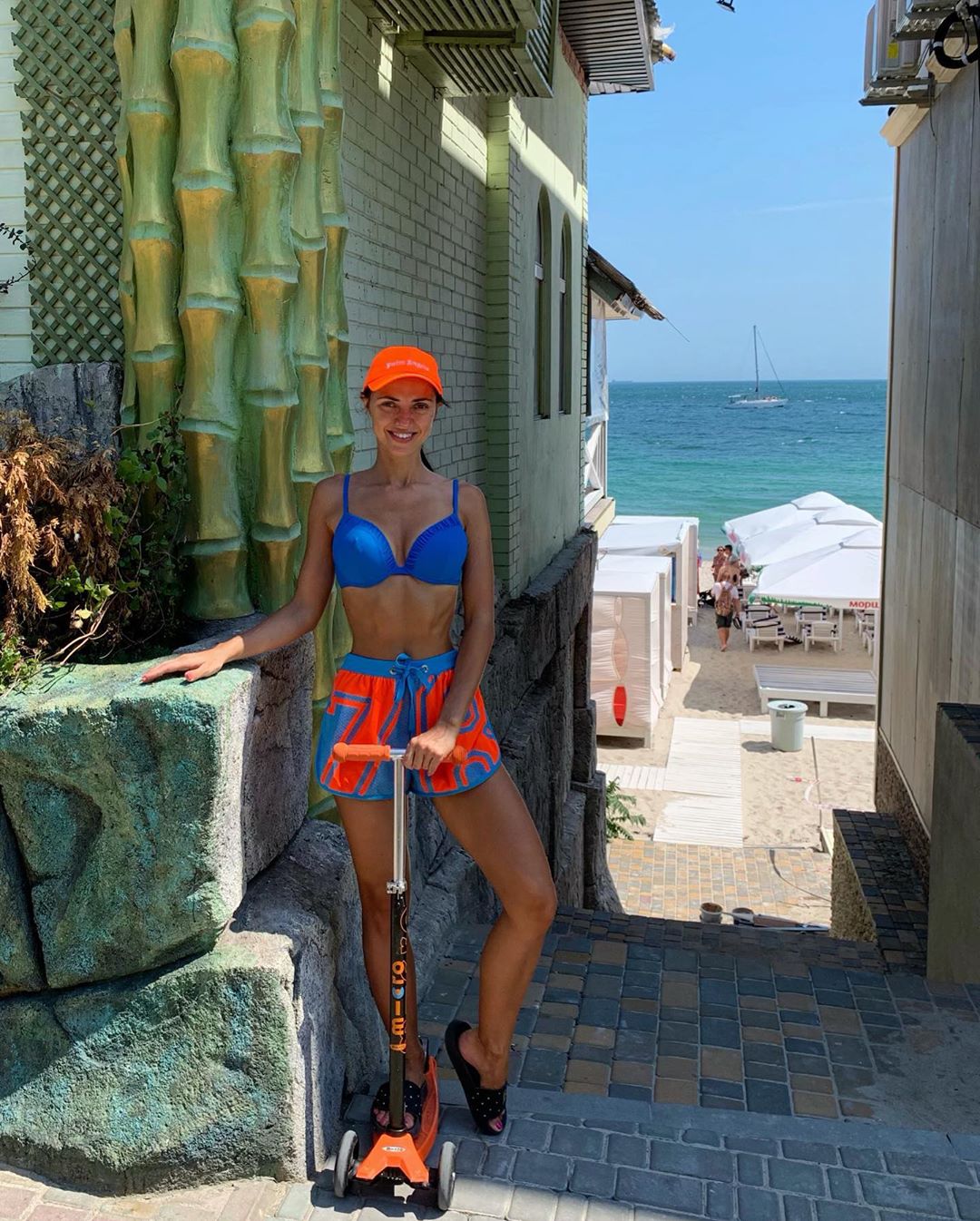 "Яскравіше голлівудської зірки": Віка з НеАнгелів в купальнику прокотилося по Одесі на самокаті