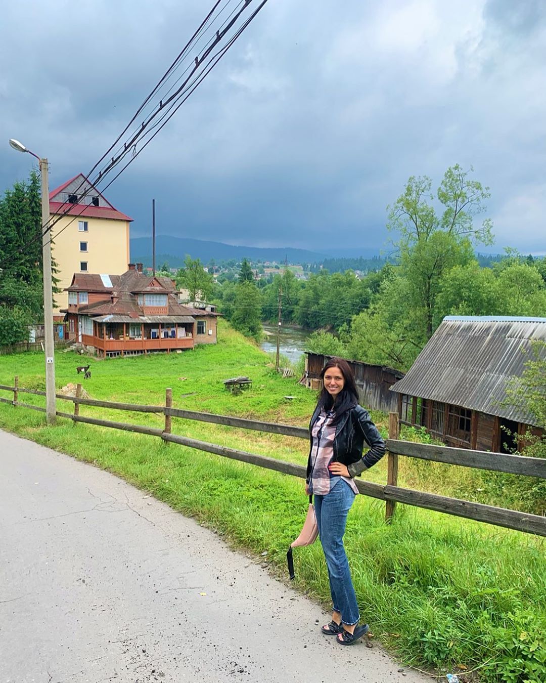 Вика из НеАнгелов в одном только одеяле покорила естественной красотой и мудростью