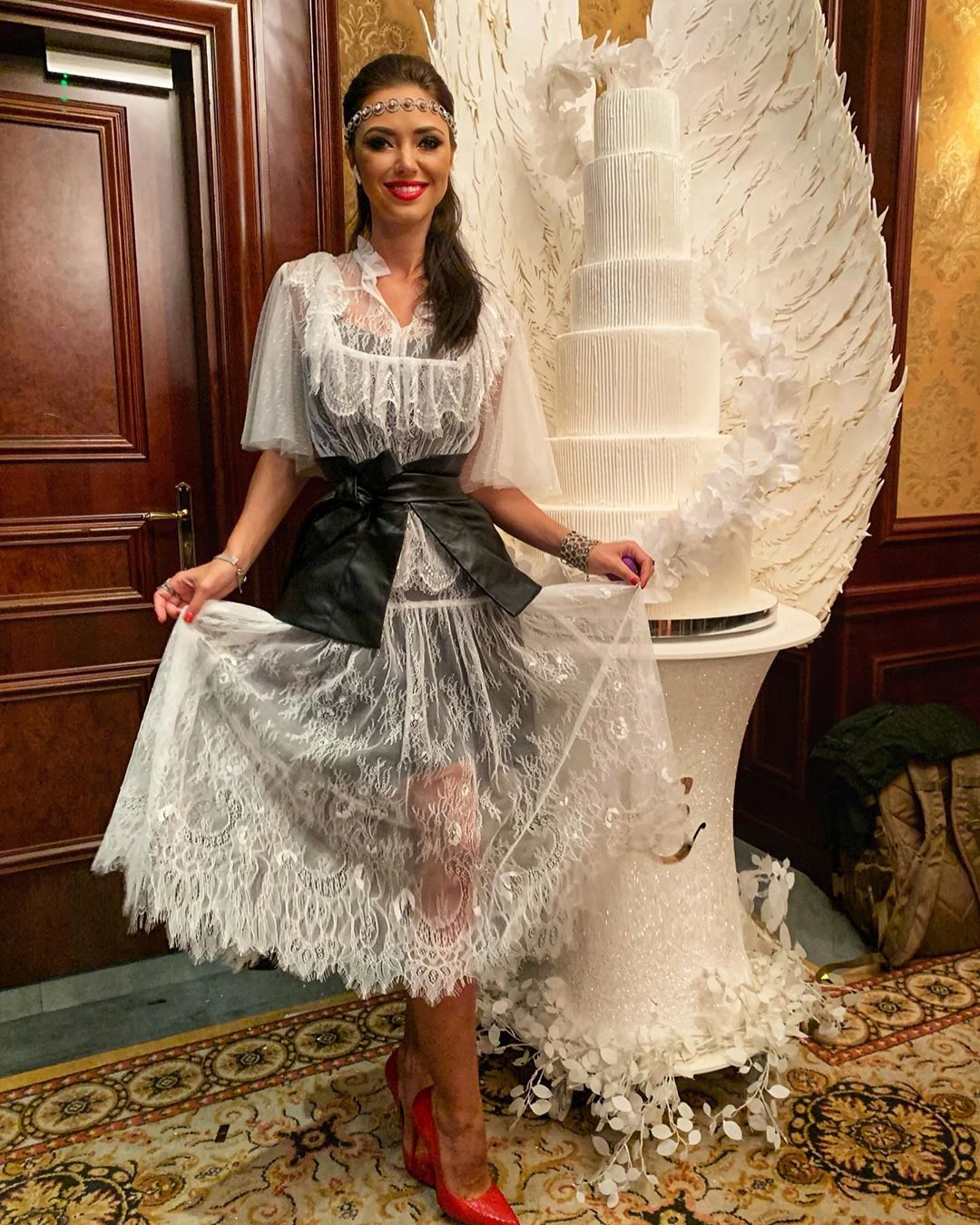 "Вишенка на торте": Вика из НеАнгелов восхитила образом в белом платье на фоне огромной сладости