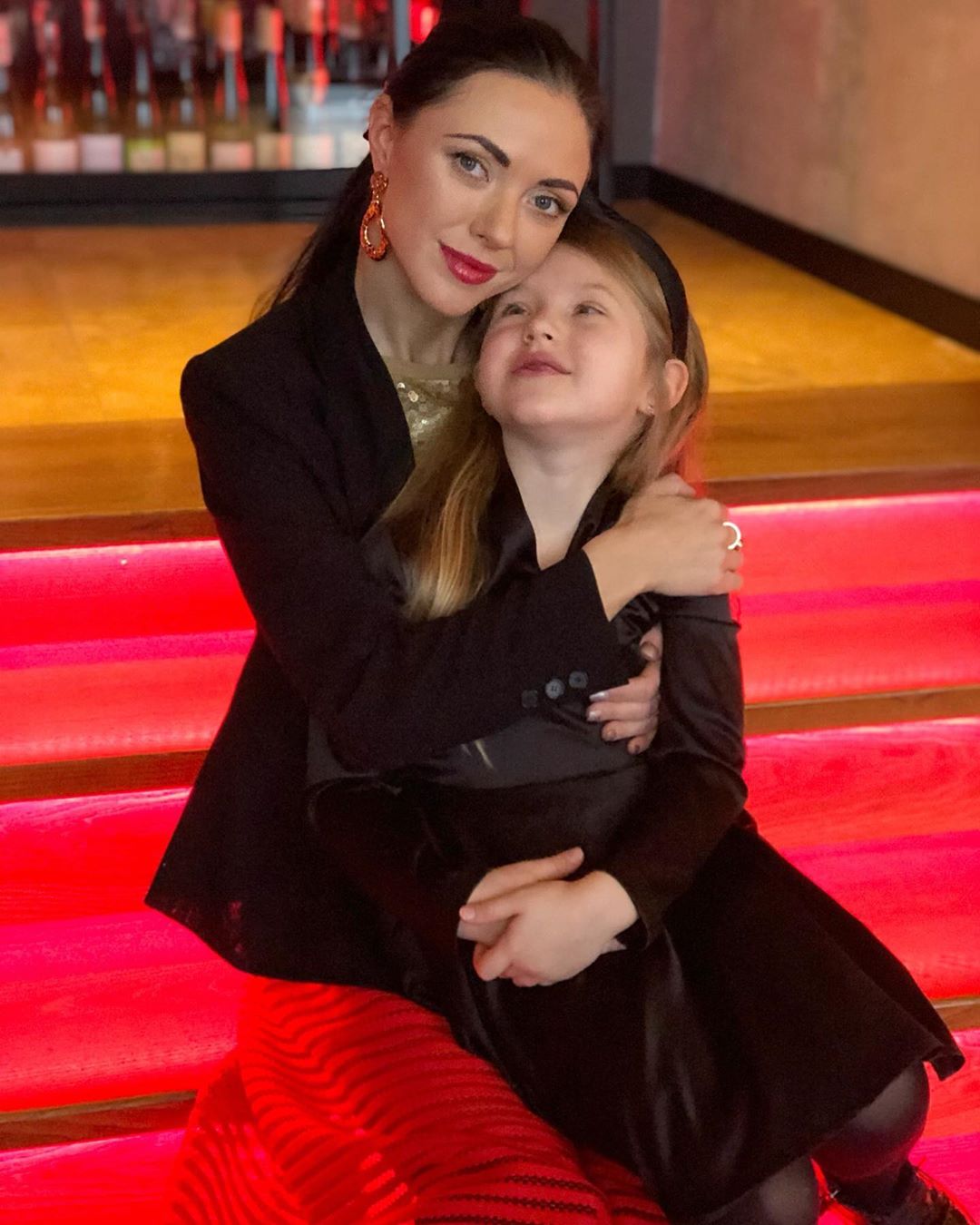 В золоті і колі близьких: Віка з Неангелів показала, як відзначила день народження