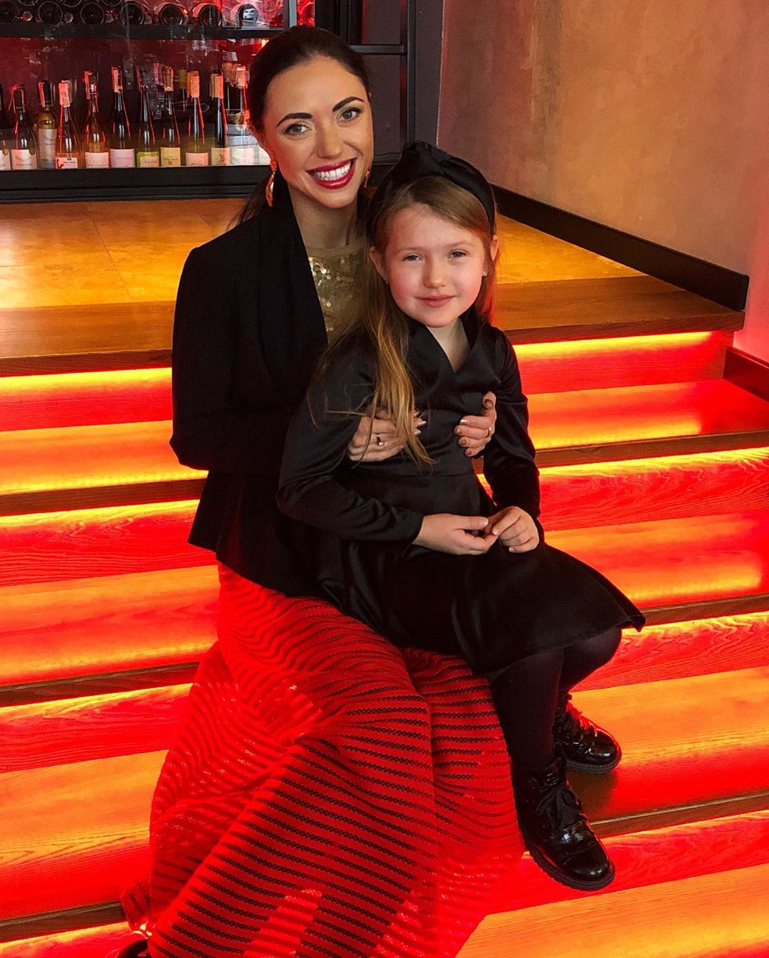 В золоті і колі близьких: Віка з Неангелів показала, як відзначила день народження