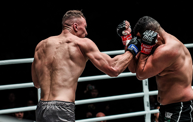 Украинец фантастическим нокаутом стал чемпионом мира: видео яркого боя