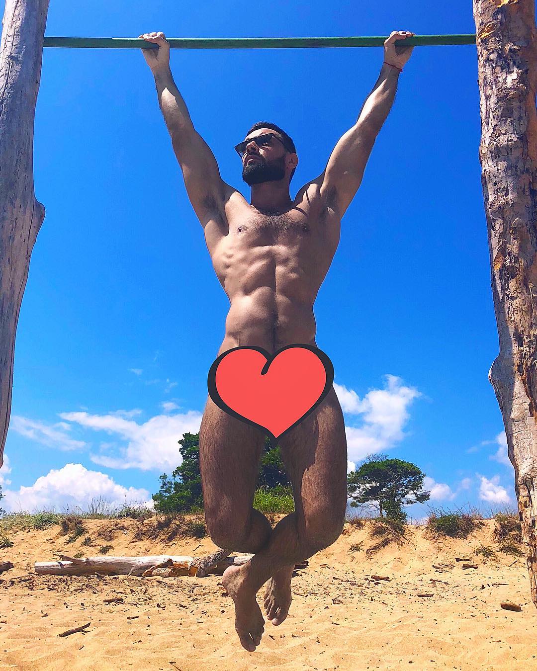 Vitaliy Kozlovskiyning yalangoch va pornografik fotosuratlari