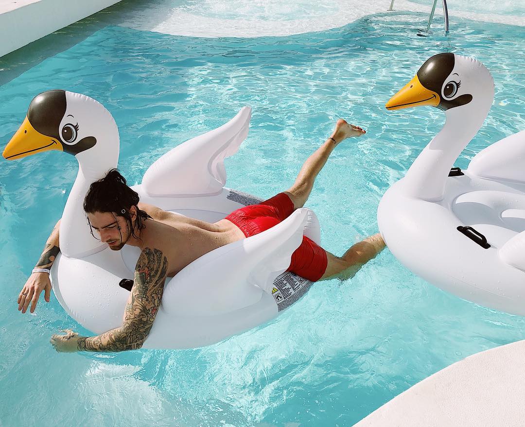 "Надя в стае лебедей": Дорофеева повеселила забавным фото в купальнике