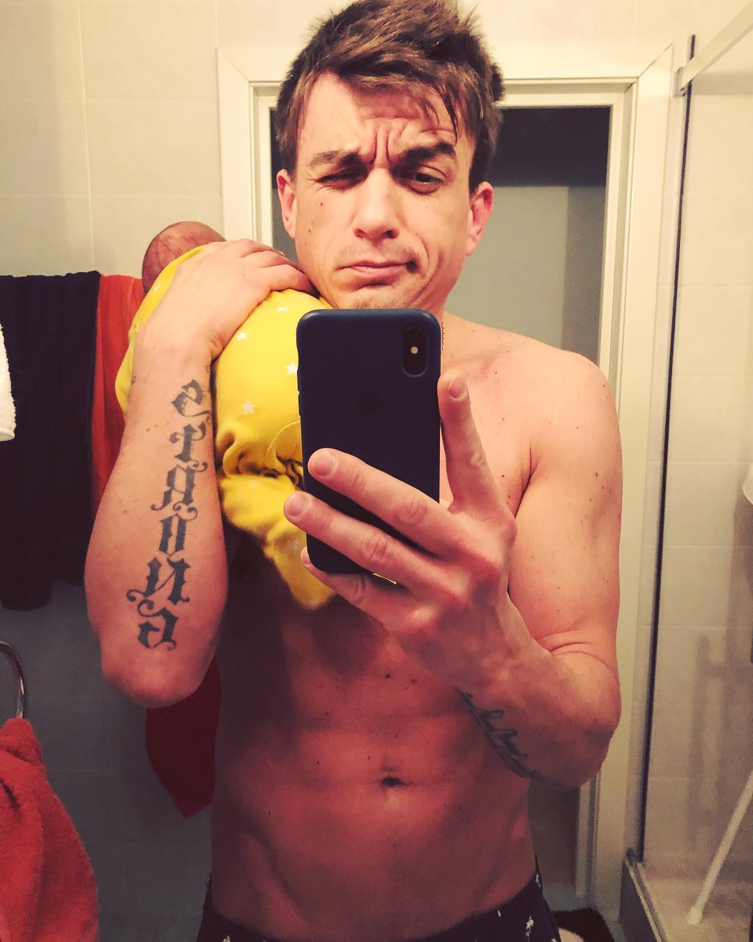 "Это - кайф!": Влад Топалов поделился забавным фото с новорожденным сыном