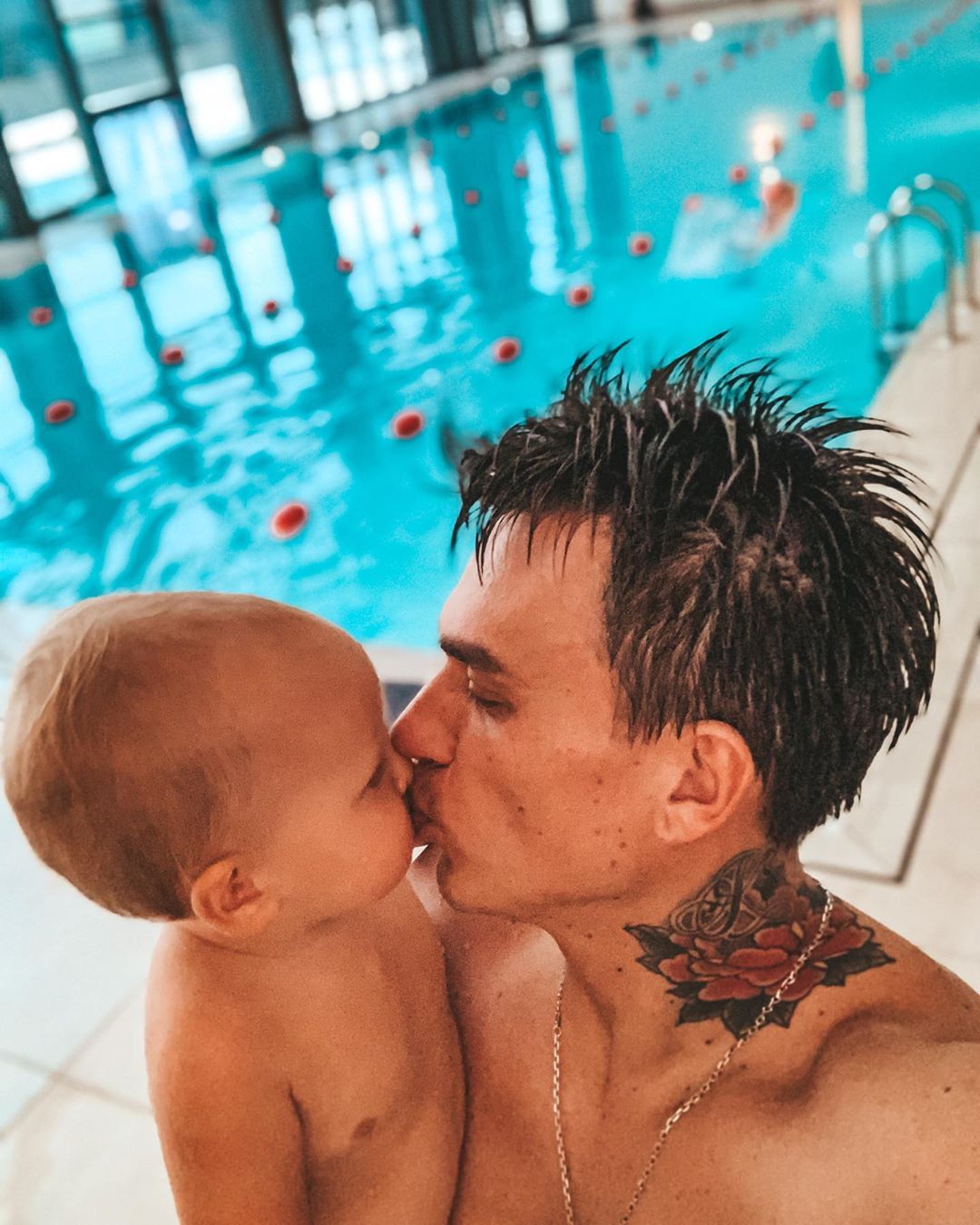Мій скарб: Влад Топалов розчулив ніжним фото з сином з басейну