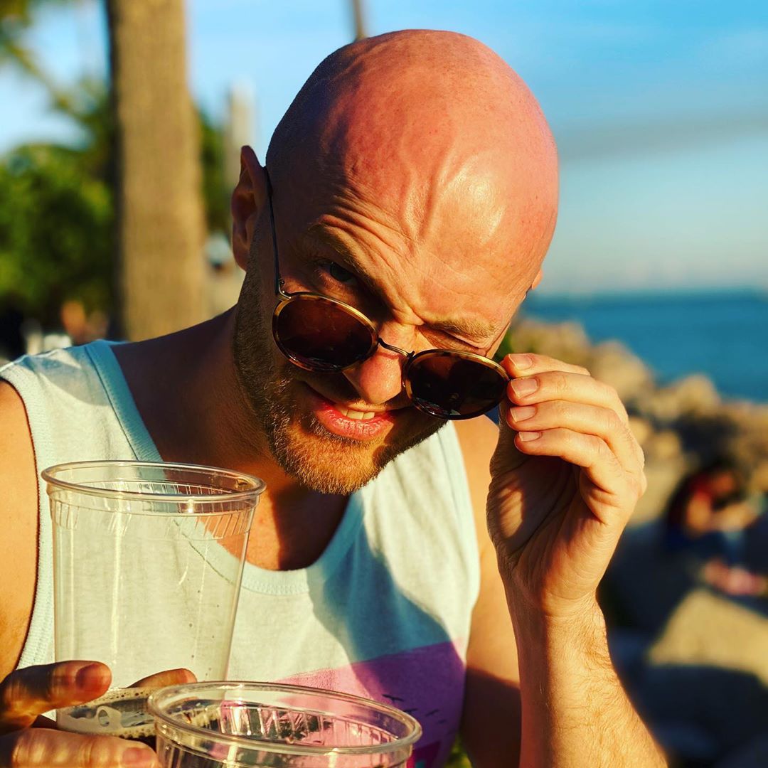 "Золота молодь": стильні Влад Яма з дружиною прокотилися по Маямі на червоному Ferrari