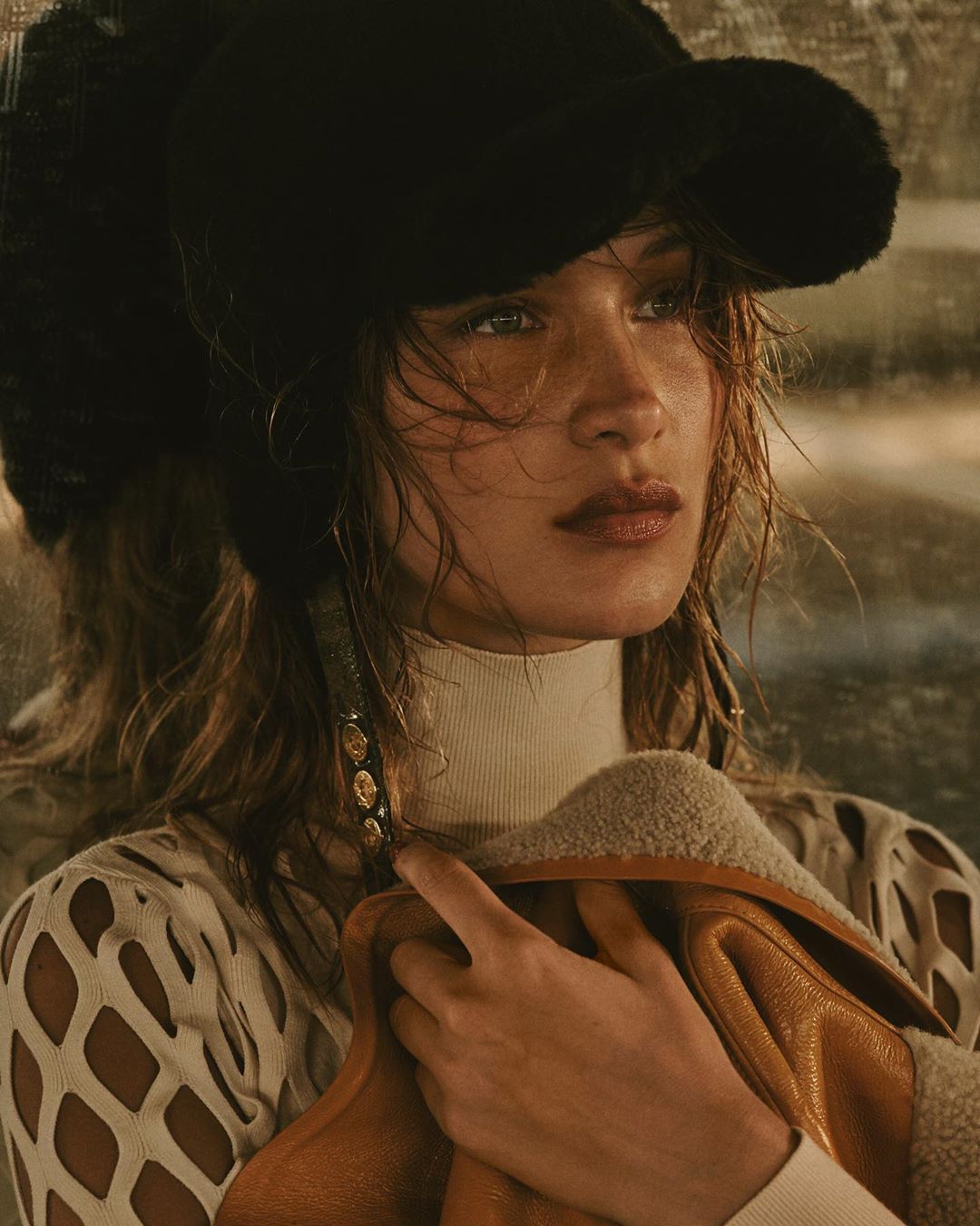 Спокуслива наїзниця: напівгола Белла Хадід блищить в новій зйомці для відомого глянцю