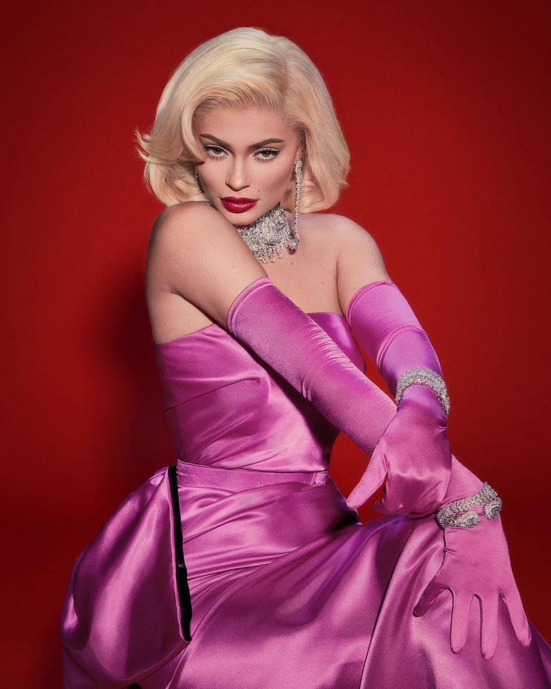 Королева гламура: Кайли Дженнер блистает на обложке глянца в образе известной кинодивы