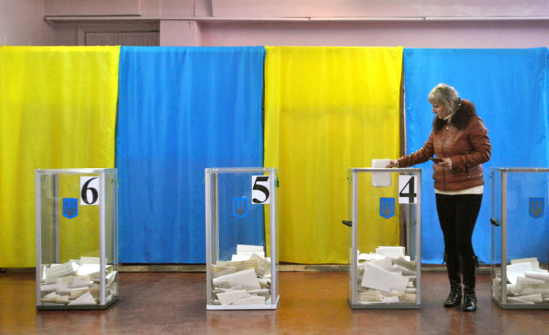 У Полтавській області виборці робили фото в кабінках: хотіли виграти iPhone