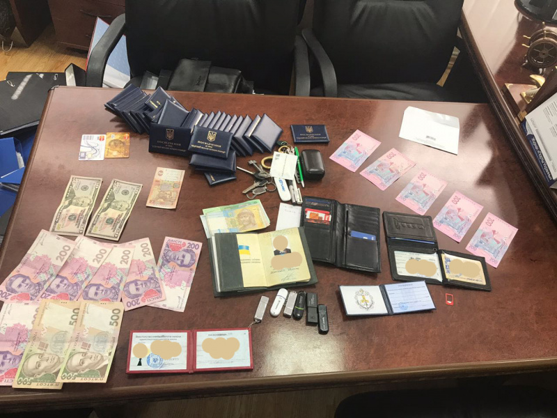 В Мариуполе чиновника АМПУ разоблачили на взятке