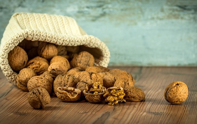 В Третий Спас освящают орехи