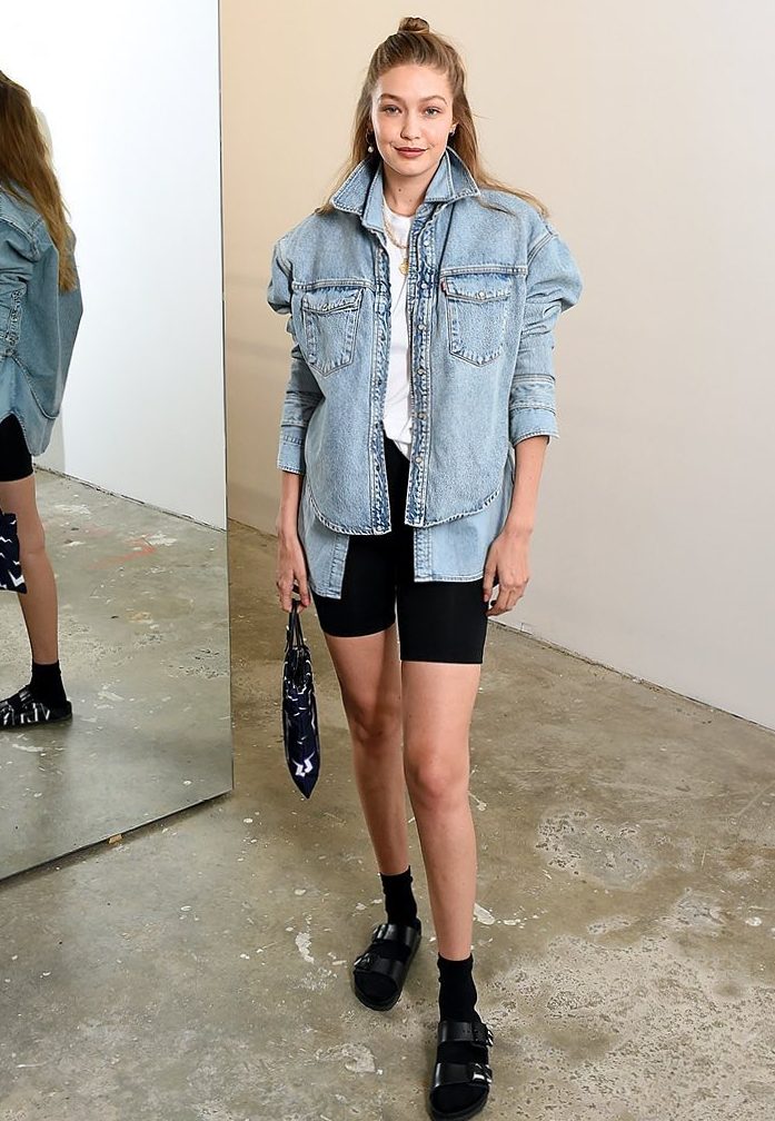 Шльопанці зі шкарпетками і велосипедки: Джіджі Хадід в провокаційному образі в Нью-Йорку