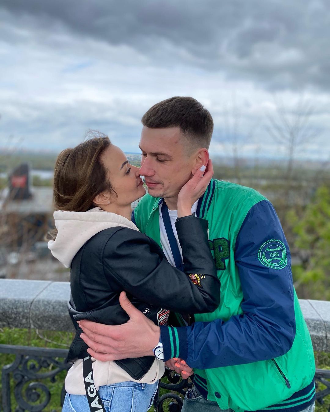 Влюбленные, которые сковали себя цепью, передумали разъединяться: есть новые планы