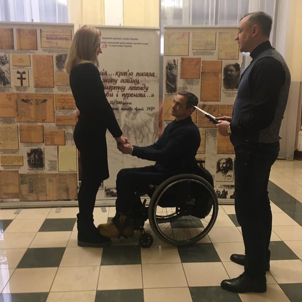 Боец АТО с инвалидностью обвенчался с любимой: сеть растрогала история героя