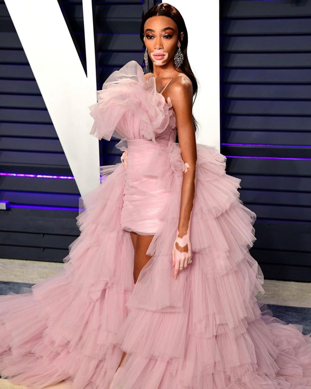 Легкость бытия: Винни Харлоу восхитила невесомым летним образом и стройными ногами