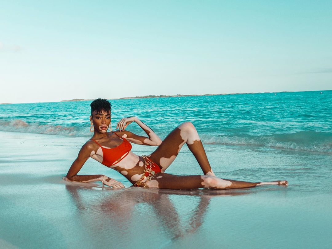 Рождена выделяться: Винни Харлоу заворожила откровенной съемкой с экзотическими птицами