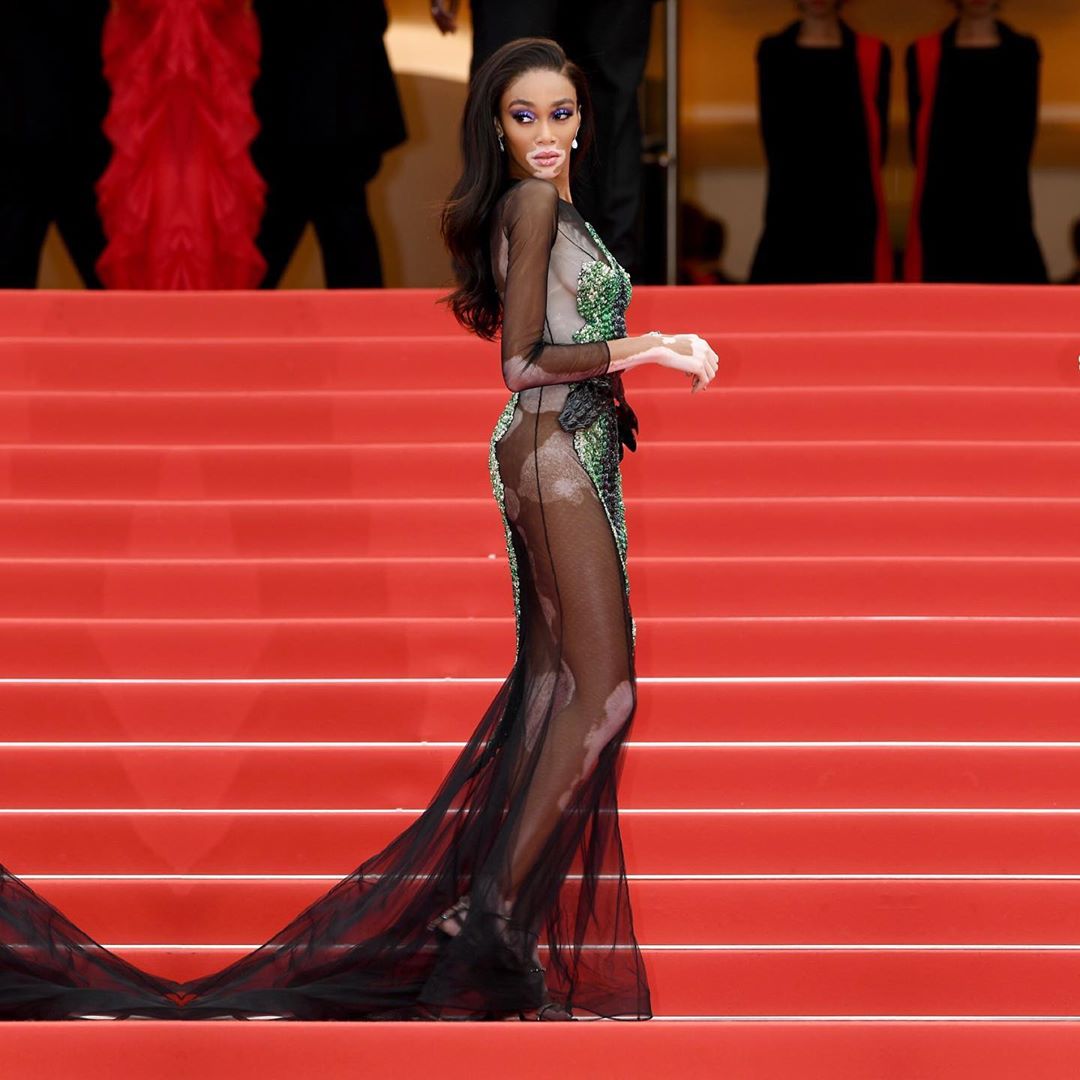 Опасна, и это прекрасно: Винни Харлоу блистает в Каннах в &quot;голом&quot; платье с крокодилом