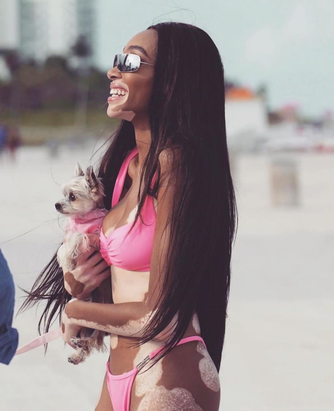 Блакитна мрія: Вінні Харлоу показала струнке тіло в оригінальному бікіні