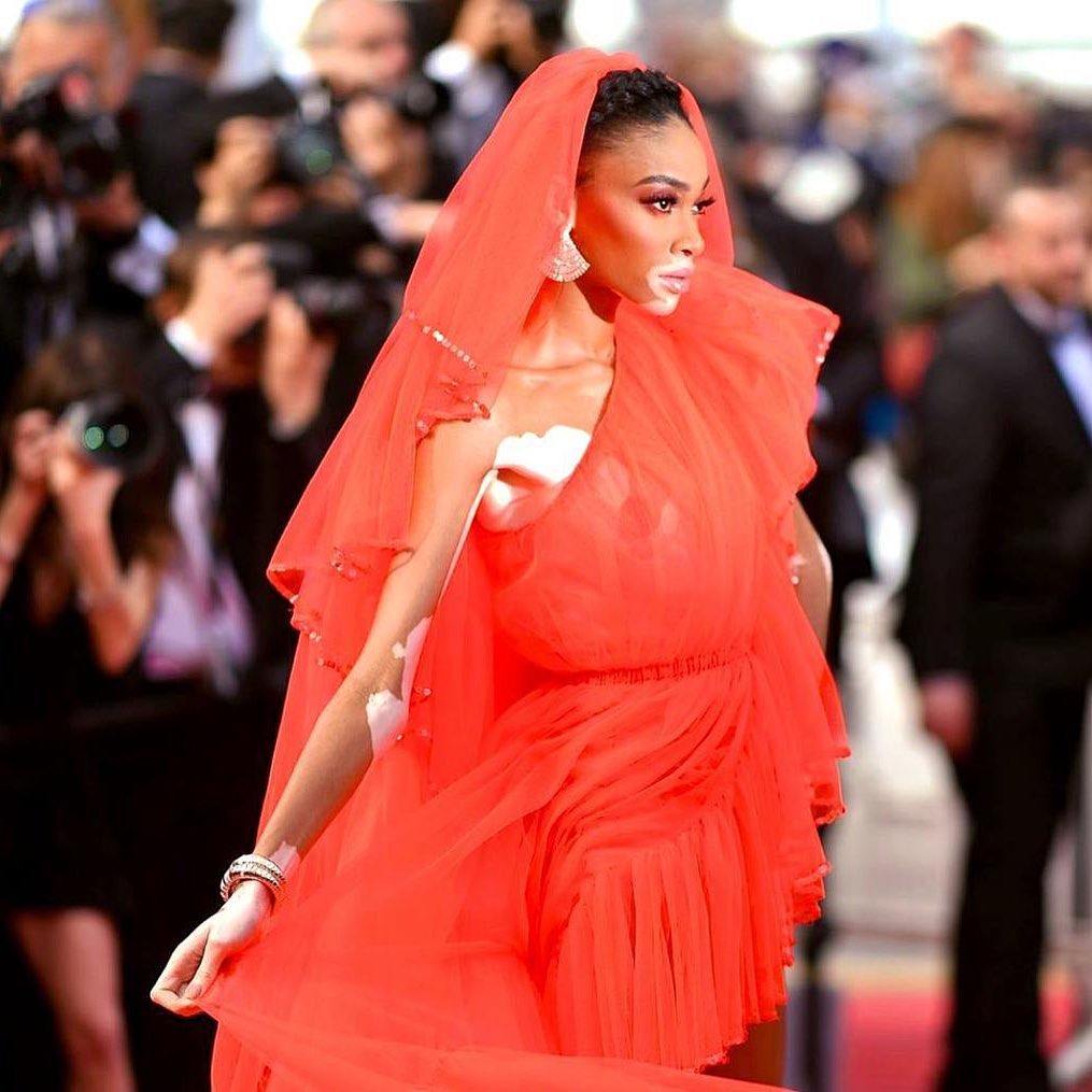 Опасна, и это прекрасно: Винни Харлоу блистает в Каннах в &quot;голом&quot; платье с крокодилом